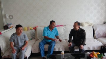 新疆荣军医院工会领导看望慰问生病住院职工