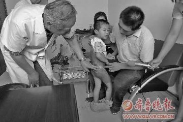 专家确诊男孩4成皮肤发黑系患巨型痣