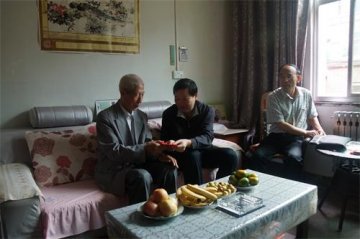 省民政厅纪检组长刘培华到省荣复军人第二医院看望慰问退休老干部