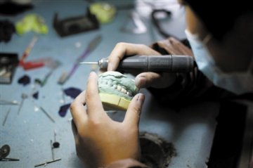 假牙黑工厂抹鞋油增亮 成本几十元到医院卖6000