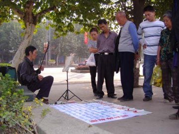 儿子吸毒拖垮富裕家庭 厂长父亲街头乞讨还毒债
