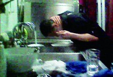 记者卧底COSTA咖啡店：餐具清洁池里洗头涮墩布