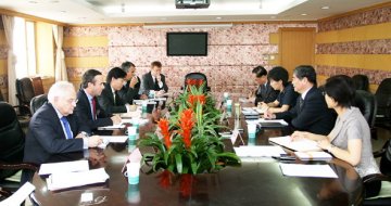 邵明立接受英国《金融时报》采访