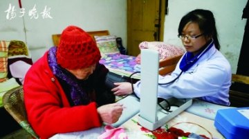 江苏委员“问诊”家庭医生 如何为患者上门服务