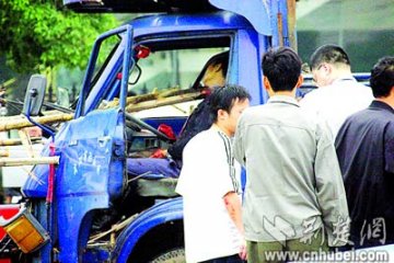 两车追尾竹子戳进驾驶室 司机被穿喉身亡