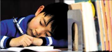 调查称近五成中小学生缺觉 成绩未提高身体先垮