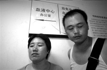盲人母亲开按摩店挣钱为儿子治病