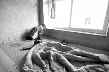 男童情绪激动便哭闹磕头 四处求医未查明病因