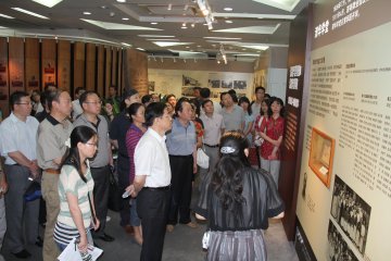 走进清华校园 坚定理想信念——记中心党委2013年主题党日活动