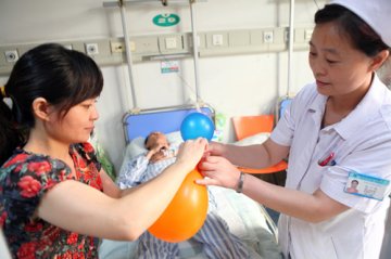 江苏：吹气球检验肺活量