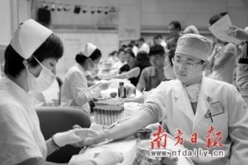 广东省医护人员555人3小时献血超11万毫升