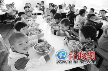 网传小学午餐比猪吃的还不如 记者称系抹黑帖