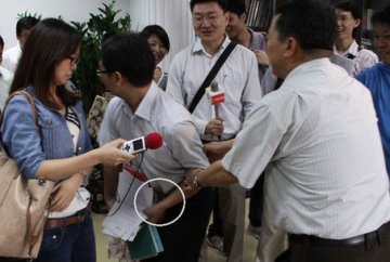 广州控烟执法检查：人大主任与检查人员抢烟灰缸