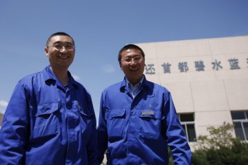 两位班长站在鼓风机房前