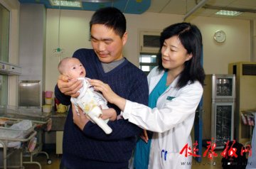 北京儿童医院为“小黑手”贝贝植皮成功已出院