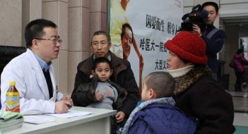 一院肝脏外科举办大型疝气义诊活动