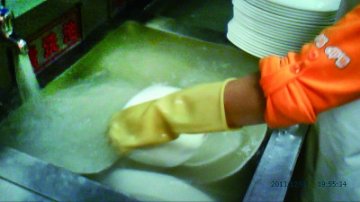 暗访呷哺呷哺：一池水涮五百餐具 冲洗仅两三秒