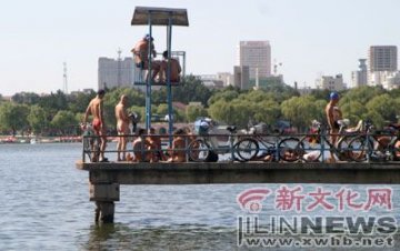 泳区上演另类裸体秀 游客尴尬图