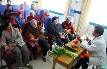 淮北中医食疗进社区 专家为慢性病老人上食疗课
