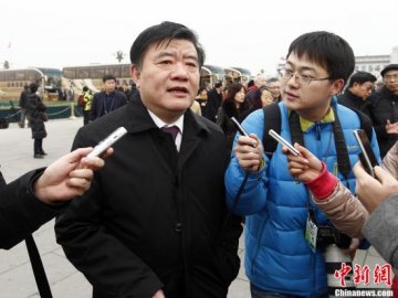 特写：卫生部长陈竺参加政协大会“举步维艰”