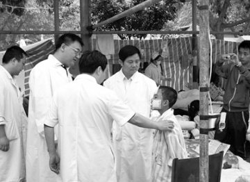 中国抗震救灾创疡专家团队深入灾区进行技术指导