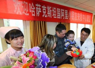 “我们一定要帮助你站起来!”