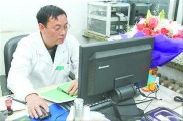 韩国小伙醉酒闹医院砸玻璃 醒酒后送花道歉