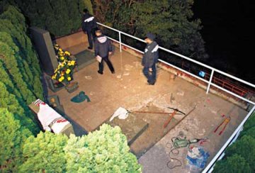 香港首富李嘉诚亡妻坟墓大年初一被凿毁