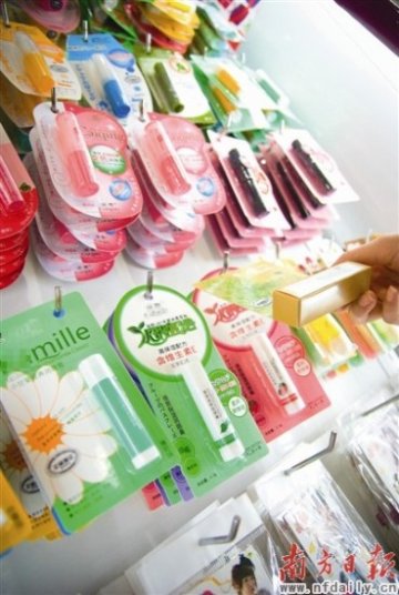 劣质唇膏或影响健康 10元以下基本属于三无产品