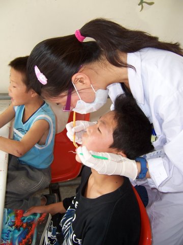2002级口腔学生赴太阳村宣讲口腔保健知识和义诊