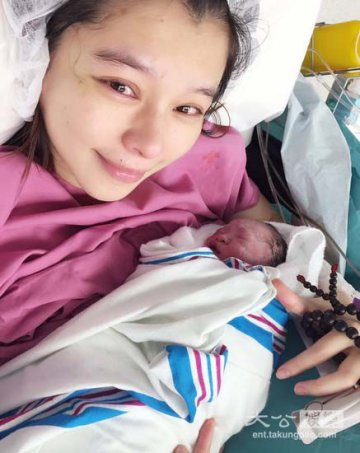 徐若瑄卧床142天后剖腹产子 首度抱儿子眼眶含泪