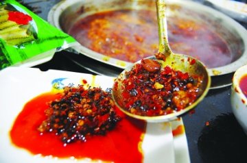 老堂客火锅：口水油端上餐桌