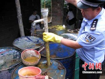 广西柳州警方查获非法地沟油加工厂
