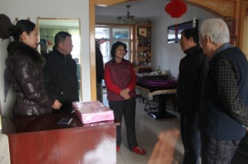 农二师库尔勒医院节前慰问离退休老同志