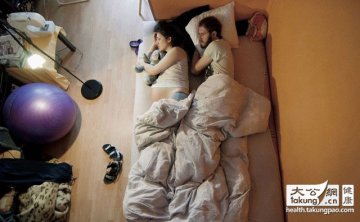 高清：怀孕夫妇的床上姿势