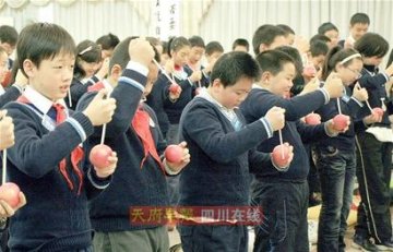 为六年级小学生“减压” 吸管刺穿苹果你做得到