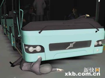 公交撞飞6旬妇女后碾过其身体 满载乘客逃逸