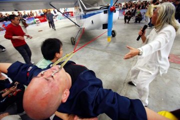 令人咂舌的人体极限：最长的舌头能发短信