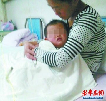 两岁女童误喝剧毒农药 的哥闯红灯救人