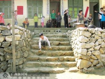 男孩5年前双腿烧伤 辍学后常爬进学校听课