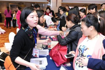 10场地853名孕妇同练瑜伽 刷新吉尼斯世界纪录