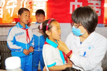 秦皇岛为留守儿童送健康
