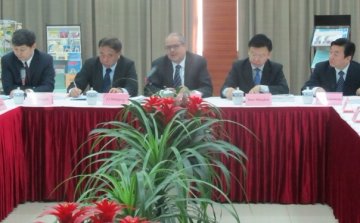 全球基金总经理加布里尔.加拉米洛先生率团访问寄生虫病所