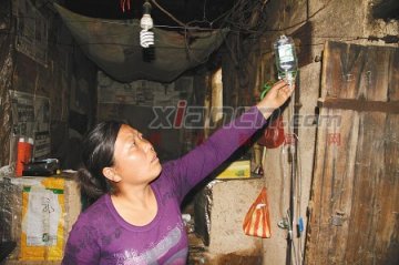 女童患怪病阴道尿道合一起 外公外婆拾荒凑药费