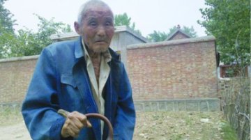 百岁老人手背长角10年医生称其患