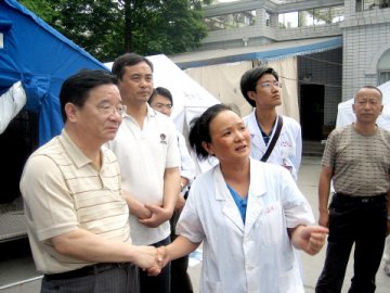 房书亭代表国家中医药局赴四川灾区慰问