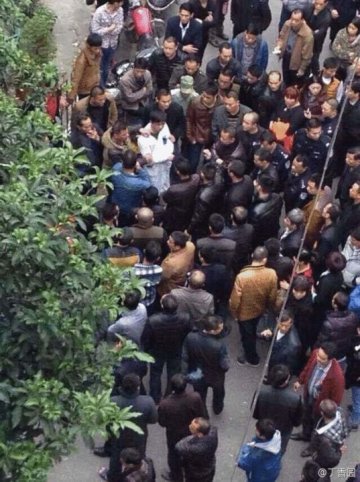 广东发生严重辱医事件：病死者家属押医生游行