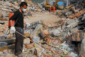四川省什邡市蓥华镇、红白镇等抢险现场，防疫人员定时对地面进行消毒