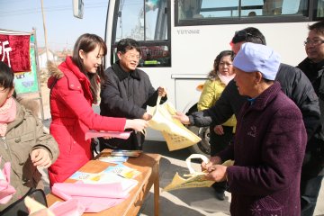 弘扬雷锋精神，关注移民健康