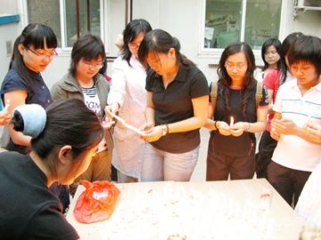 药学院学生举行烛光祈福仪式悼念受灾同胞